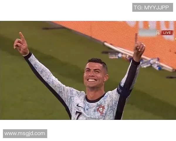 足球巨星C罗精彩庆祝瞬间回顾展现激情与荣耀的完美结合 足球巨星C罗精彩庆祝瞬间回顾展现激情与荣耀的完美结合